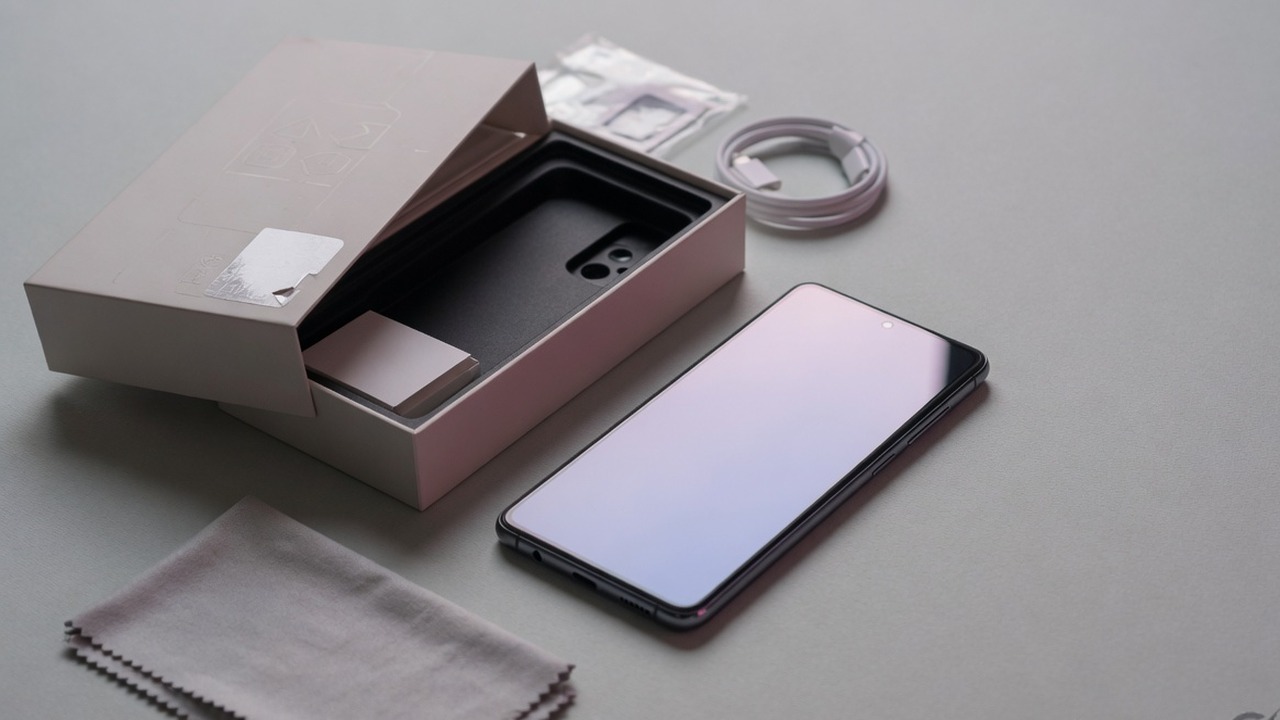 Galaxy Launch Week Unlocked vs Carrier: Decision and Red Flags